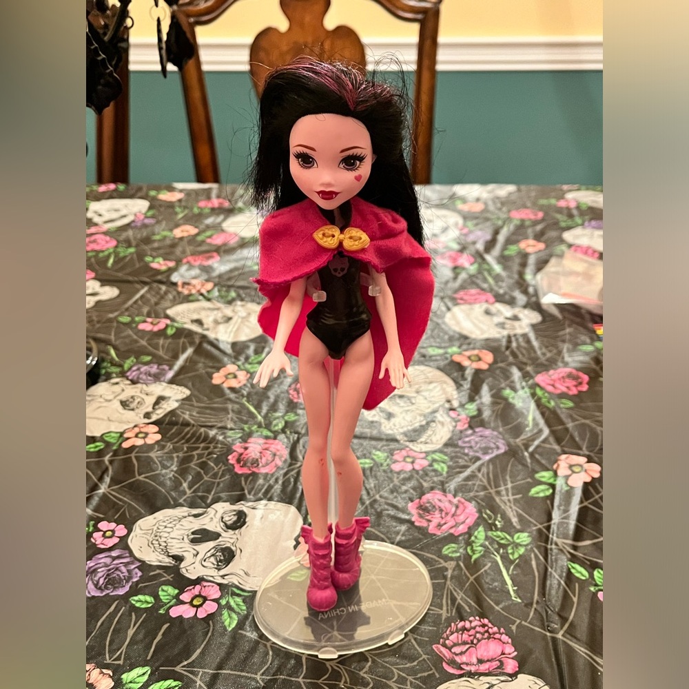 Dracula, doll, Monster High. Pink and black #HappyHalloween #MonsterHigh.